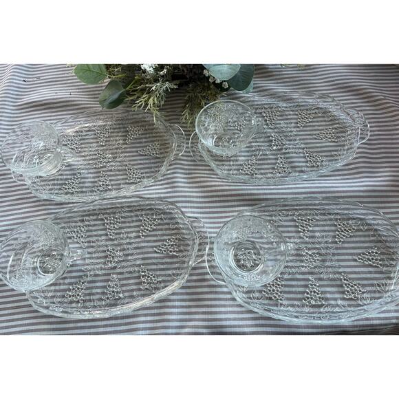 Vintage 1960s era 8 piece glass snack set by Anchor-Hocking, grape pattern party - Picture 3 of 6